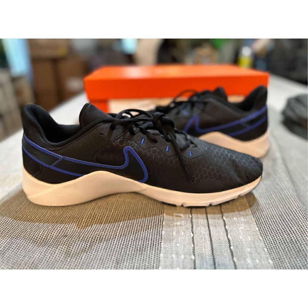 Nike Men's Legend Essential 2 Sneaker